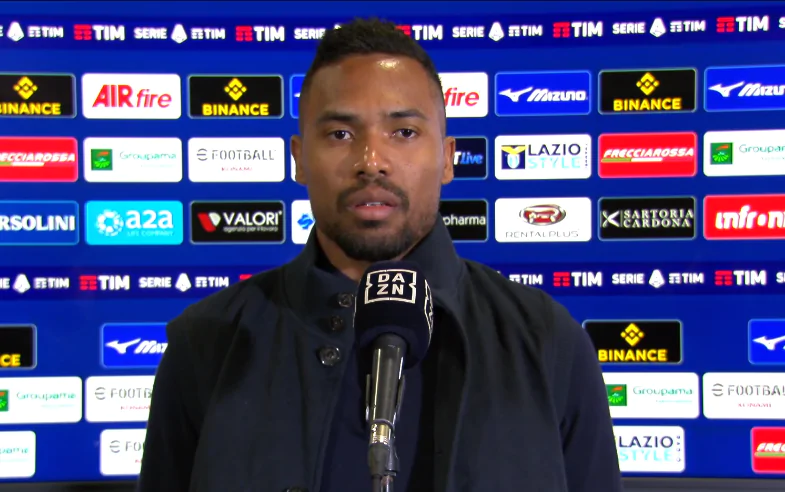 Cori razzisti a Vlahovic, Alex Sandro durissimo: “Serve una legge più severa!”