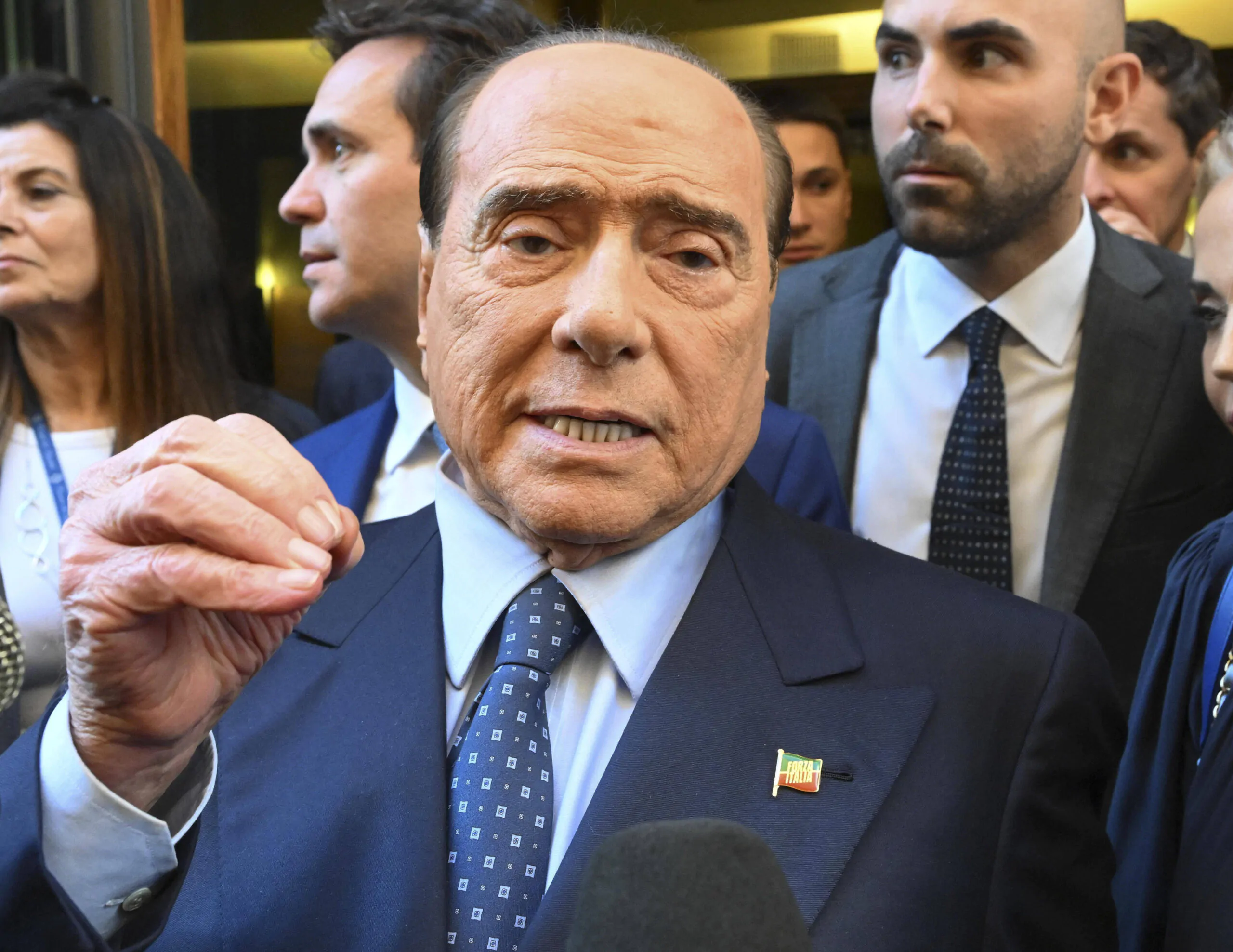 Berlusconi, l’ex premier dichiara dal San Raffaele: “Ce la farò anche questa volta”