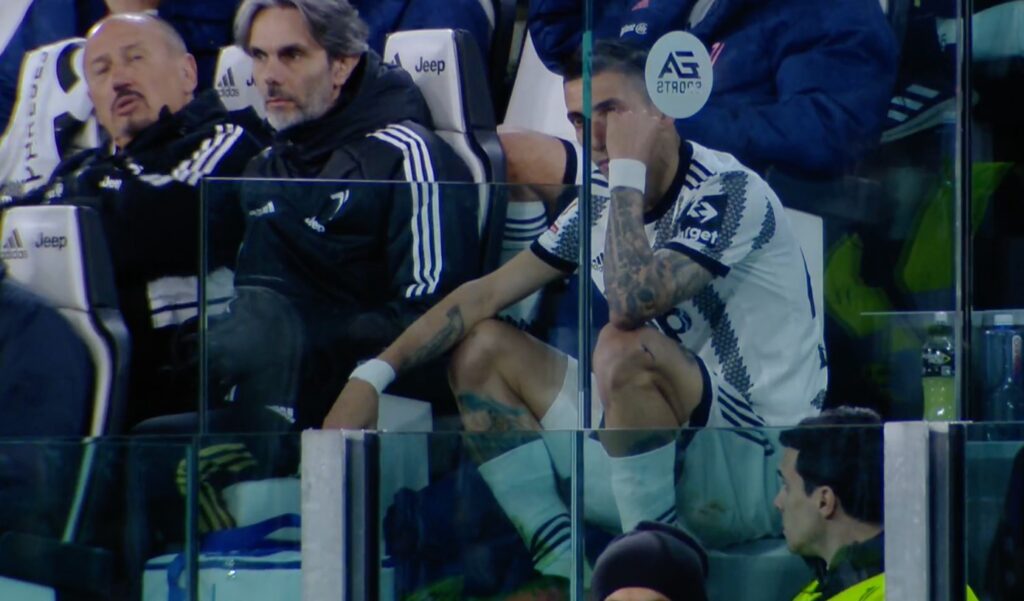 Angel Di Maria vistosamente nervoso dopo la sostituzione