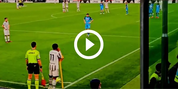Cuadrado colpito da un accendino durante Juve-Napoli: guardate la reazione (VIDEO)