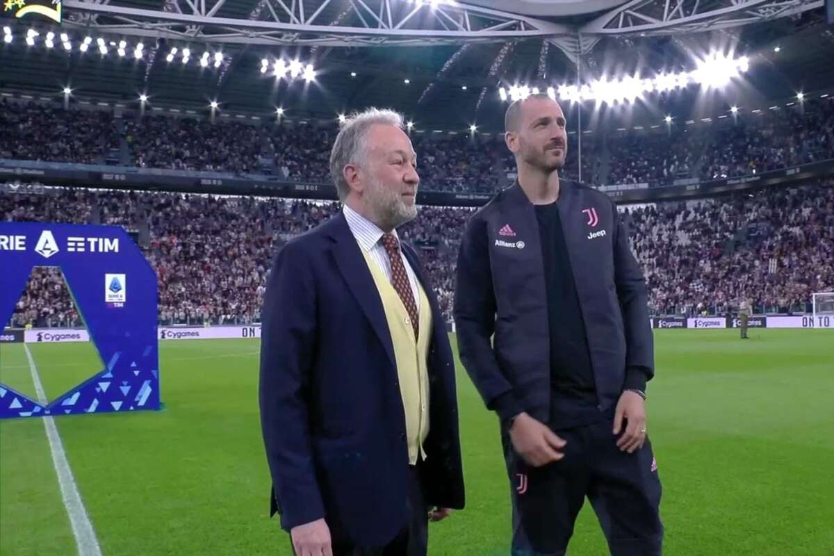Leonardo Bonucci con il presidente della Juventus Gianluca Ferrero in campo prima di Juventus-Cremonese