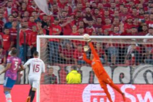 Wojciech Szczęsny durante una parata in Siviglia-Juventus