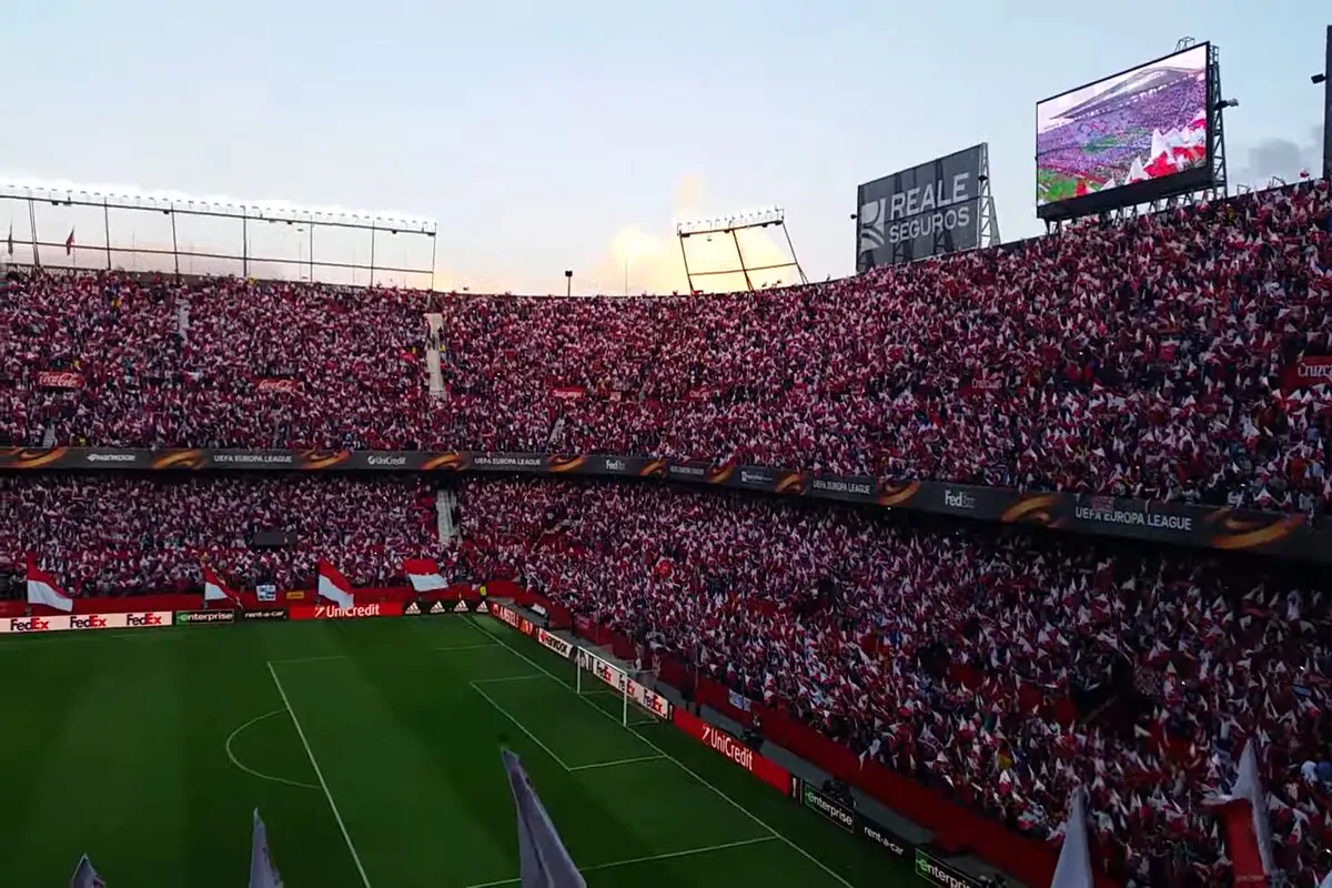 Gli Ultras del Siviglia spaventano la Juventus: “Si pentiranno di essere calciatori”