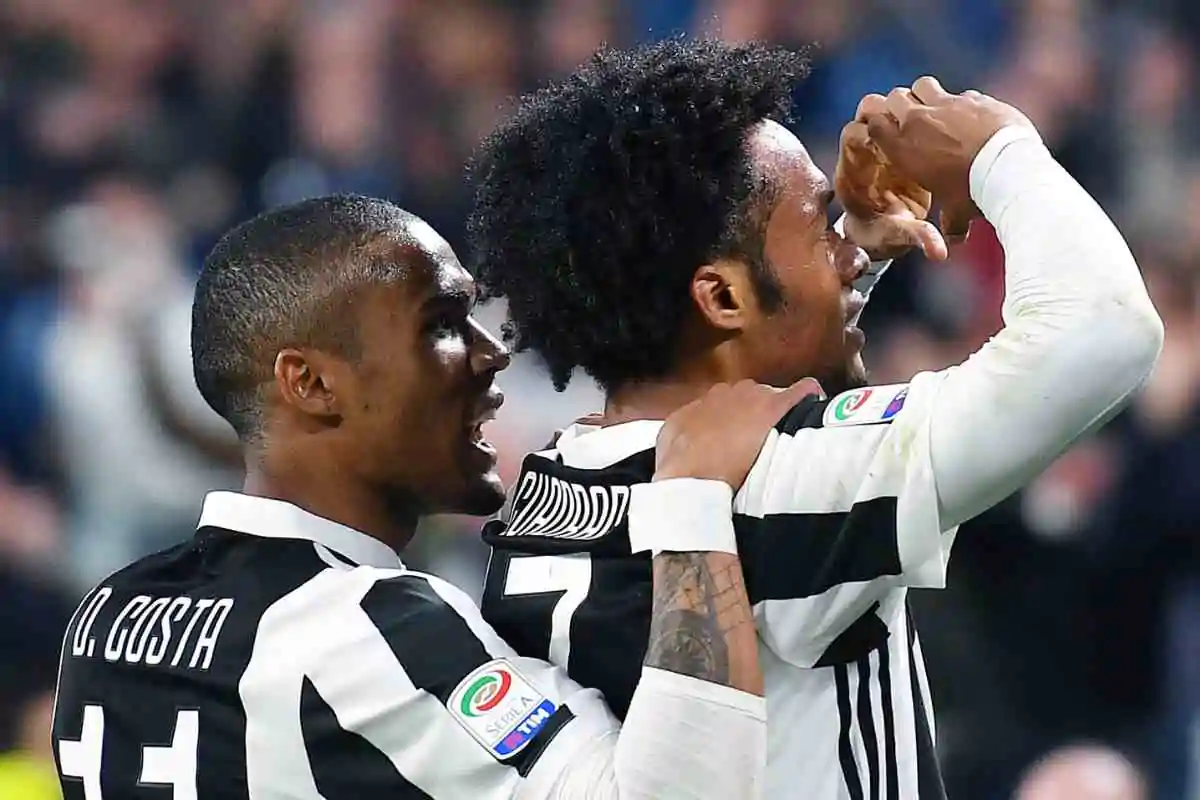 Douglas Costa punge Cuadrado