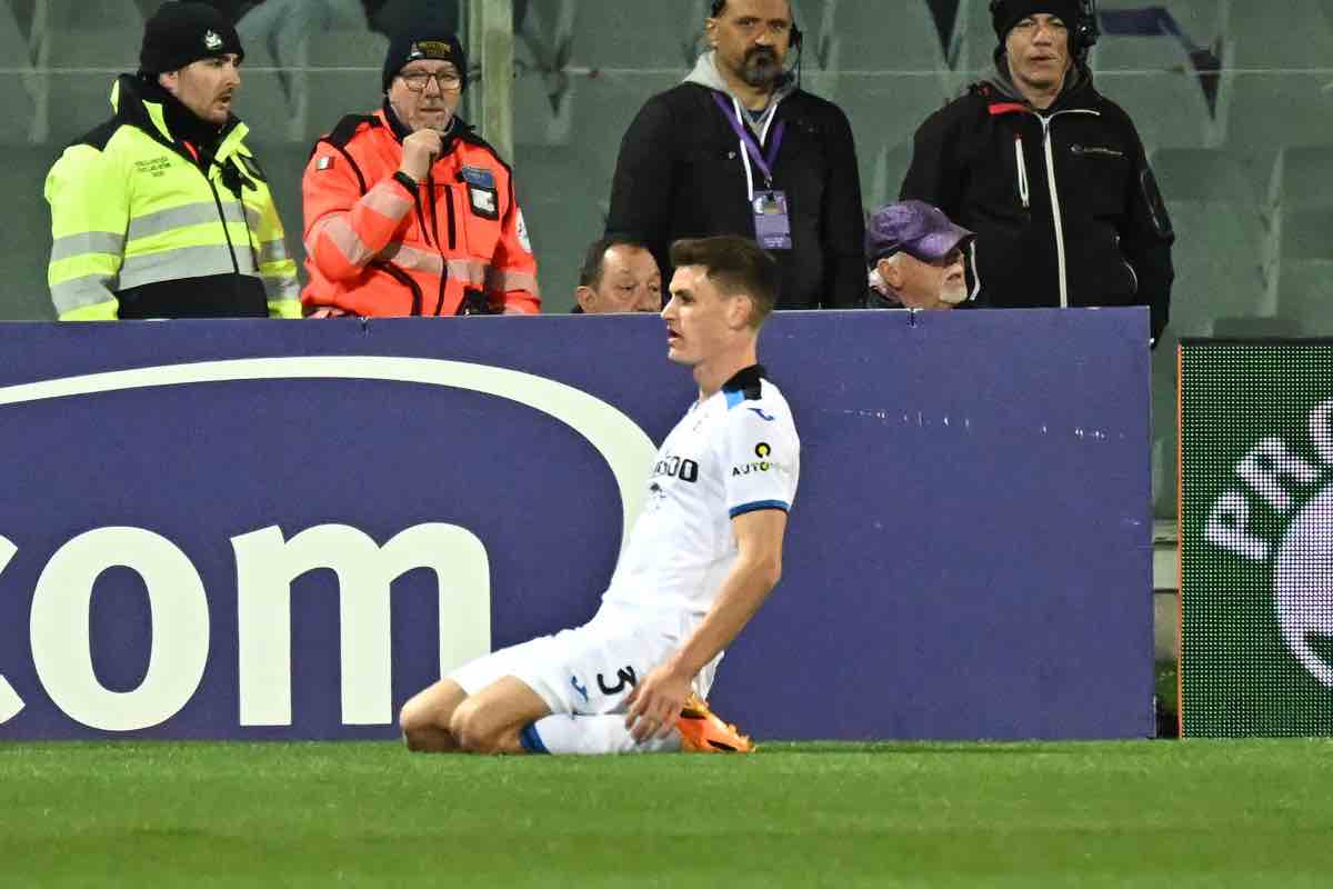 Joakim Maehle esulta dopo il gol