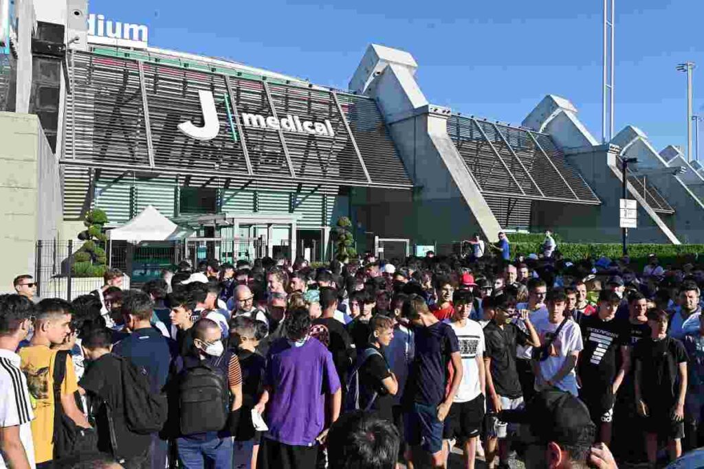 Tifosi contro Cuadrado e Lukaku, cori fuori dal J Medical: avete sentito?