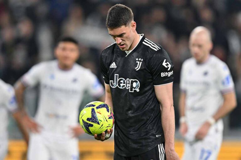 Striscione shock ultras PSG contro Vlahovic