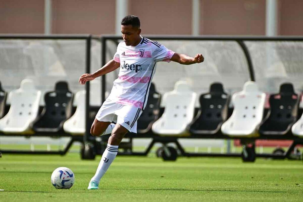 Alex Sandro lascia la Juve per vestire la maglia rossonera