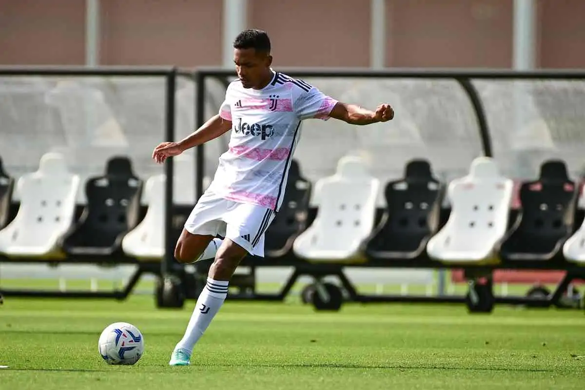 Alex Sandro lascia la Juve per vestire la maglia rossonera