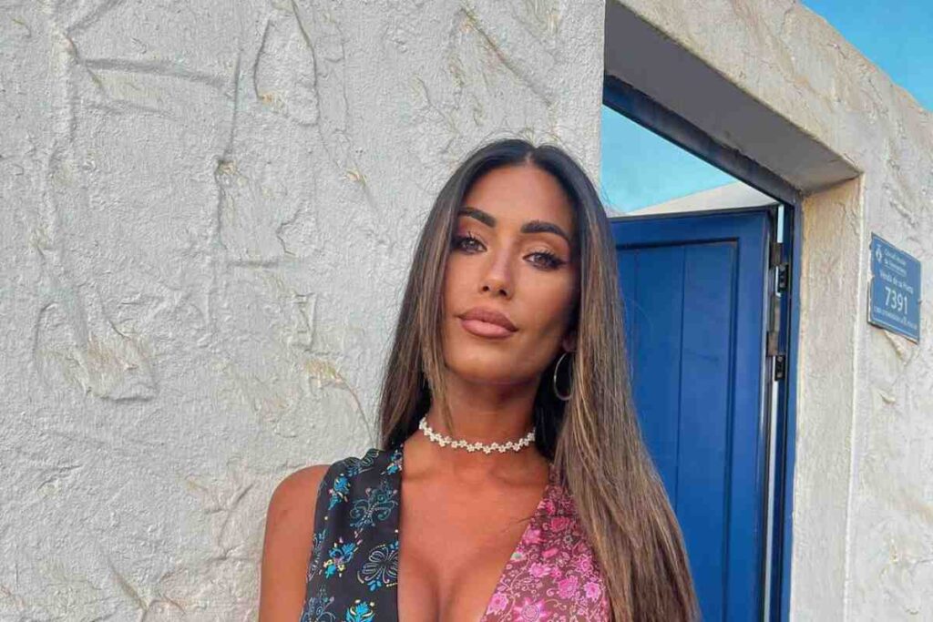 Federica Nargi gonna cortissima: che visione