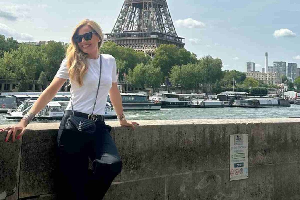 Federica Panicucci rovente gonna e tacchi