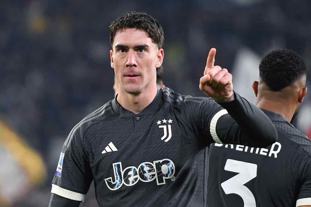 Vlahovic indica con la mano