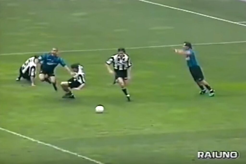 Scontro Iuliano-Ronaldo: parla l'ex arbitro