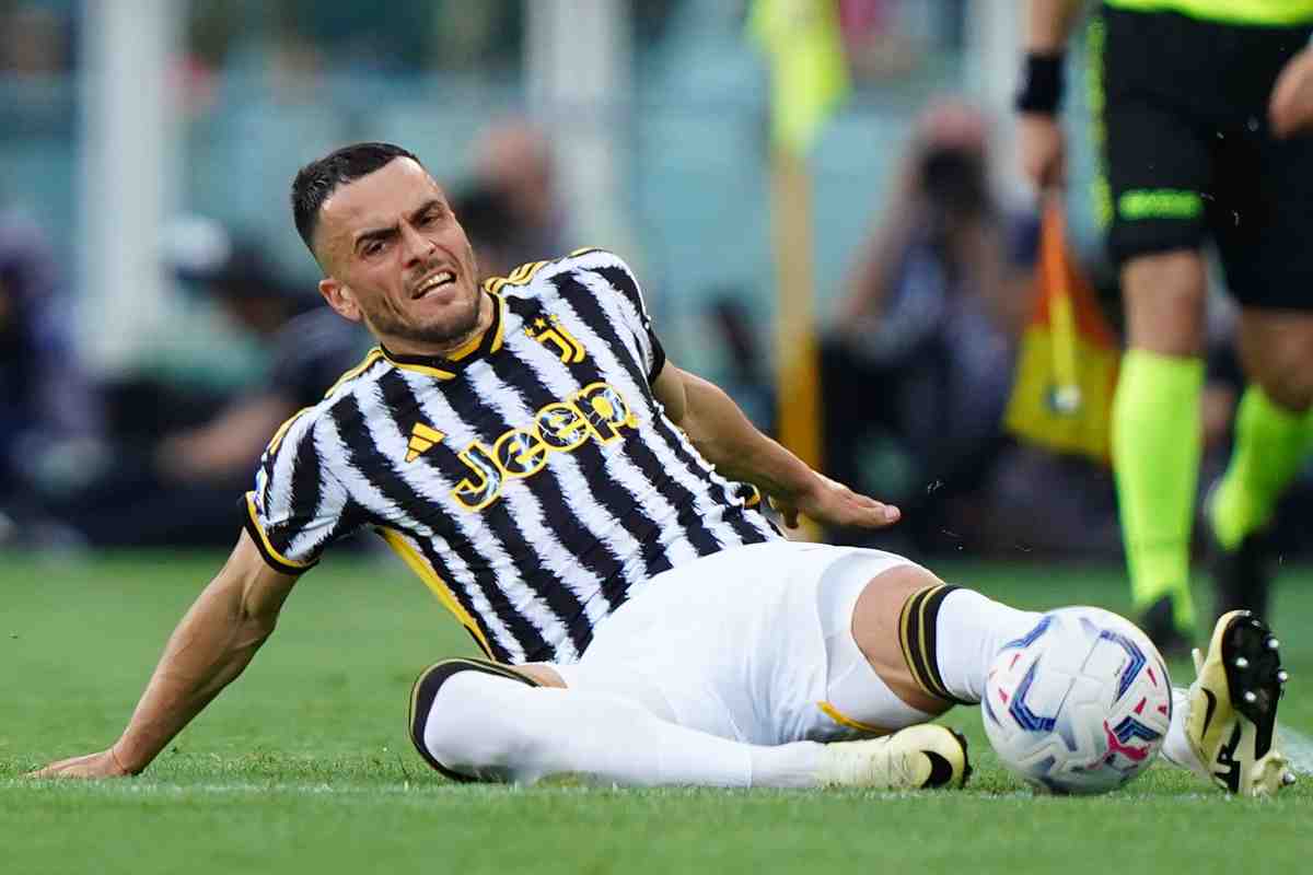 Calciomercato Juventus, Giuntoli chiude la cessione di Kostic al Fenerbahce di Mourinho