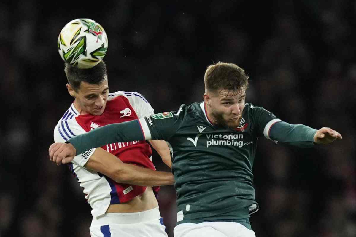 Kiwior in azione con l'Arsenal