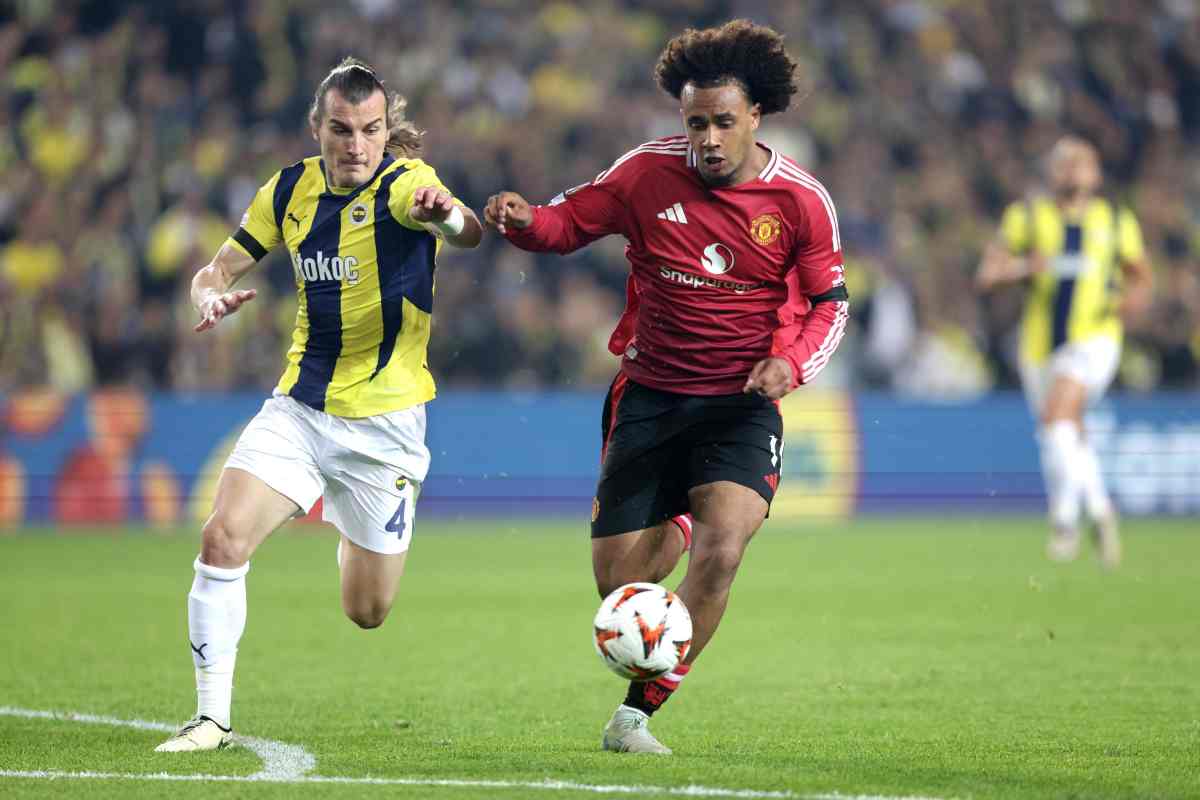 Zirkzee in azione con il Manchester United