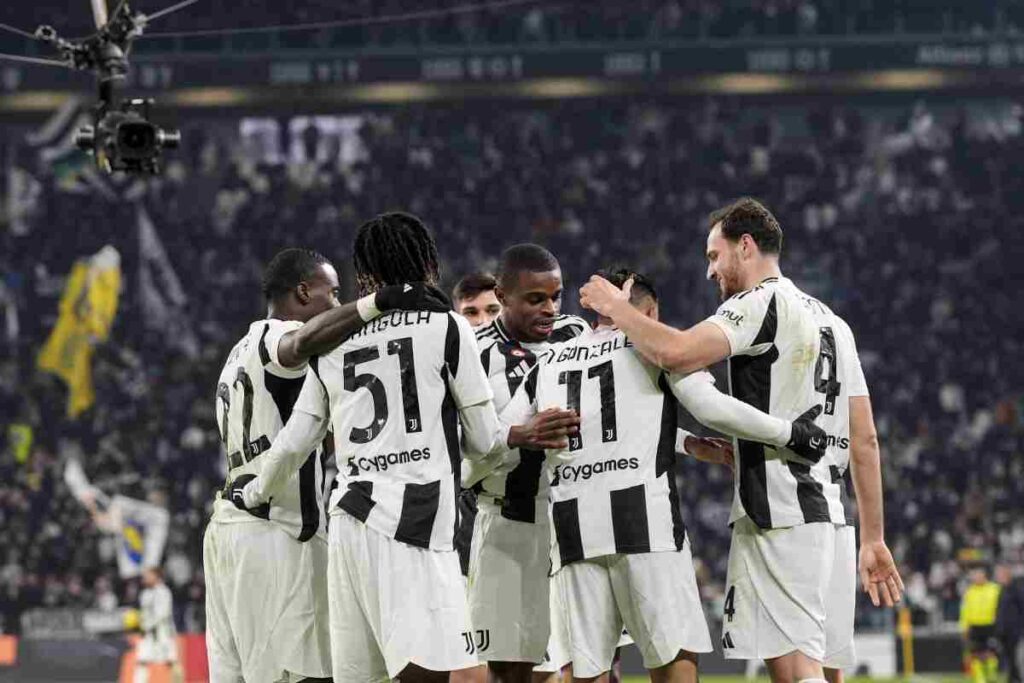 Giocatori Juventus abbracciati