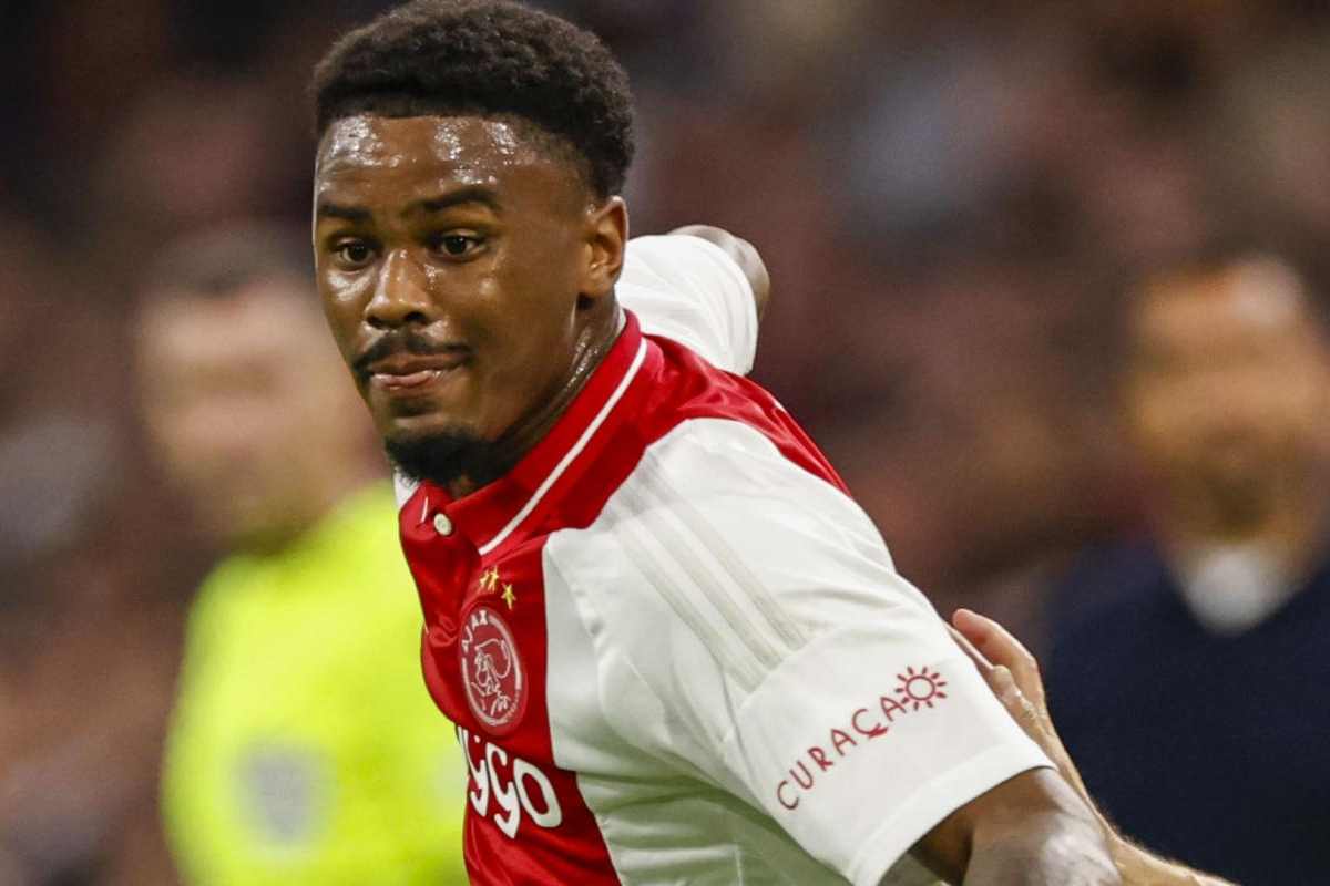 Jorrel Hato in campo con l'Ajax
