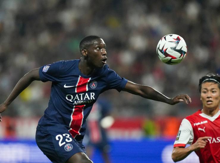 Kolo Muani guarda il pallone