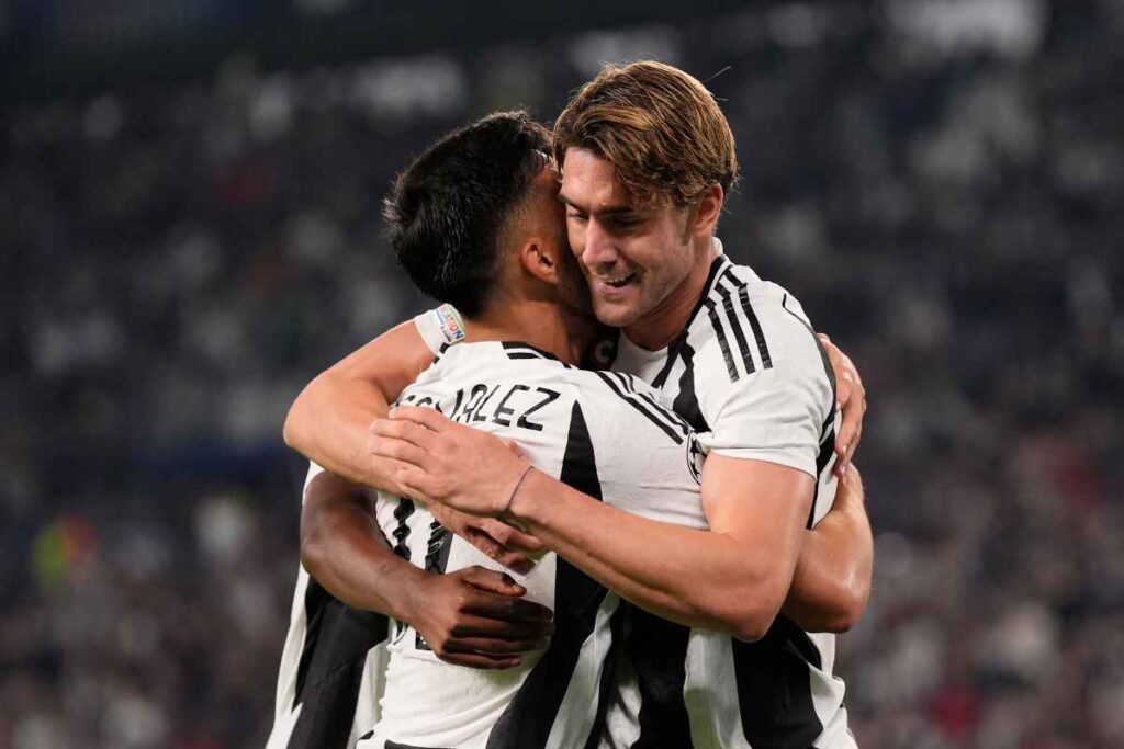 Nico Gonzalez abbraccia Vlahovic