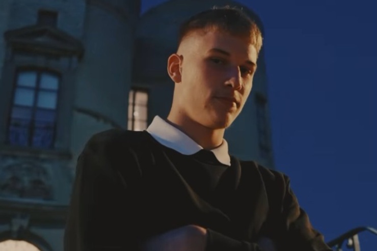 Maxime De Brul con braccia conserte