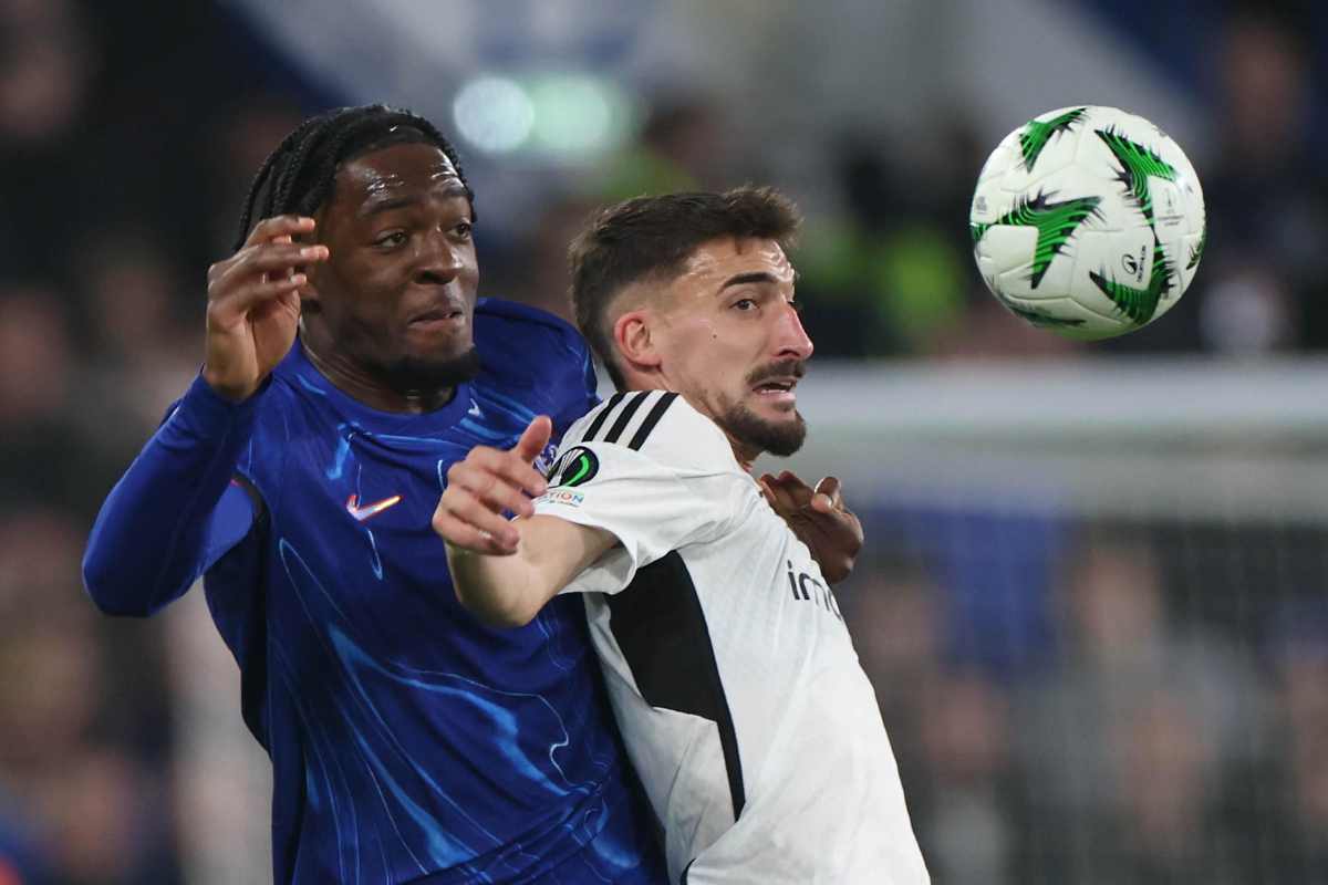 Disasi in contrasto con la maglia del Chelsea