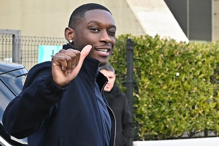 Kolo Muani sorride con il pollice alzato