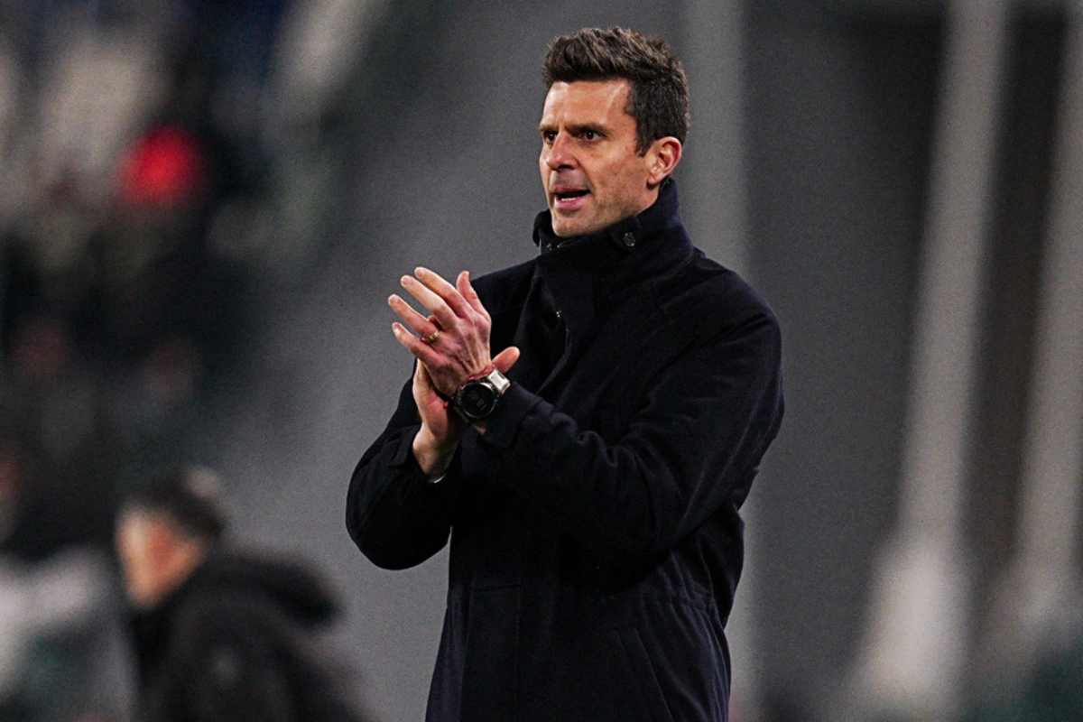 Thiago Motta applaude in panchina
