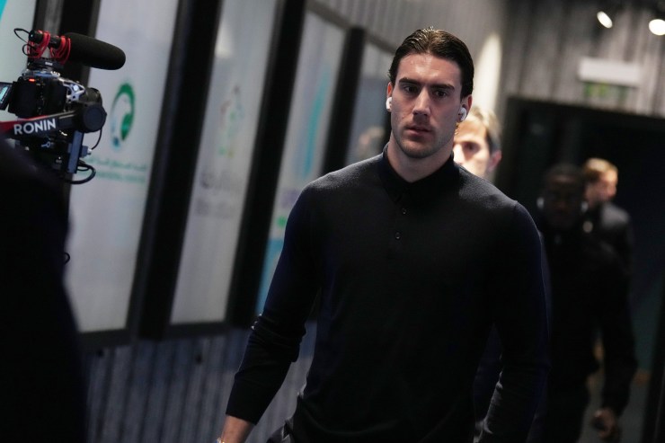 Vlahovic in vesti borghesi e auricolari