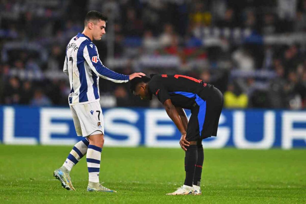 Ansu Fati consolato da un avversario