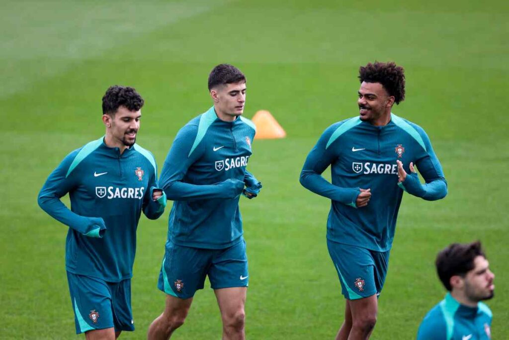 Antonio Silva insieme ai compagni del Portogallo