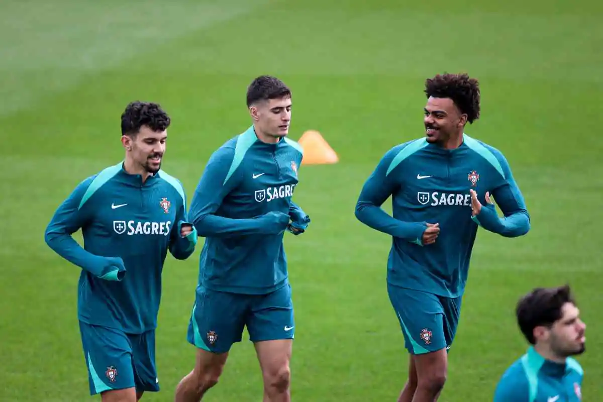 Antonio Silva insieme ai compagni del Portogallo