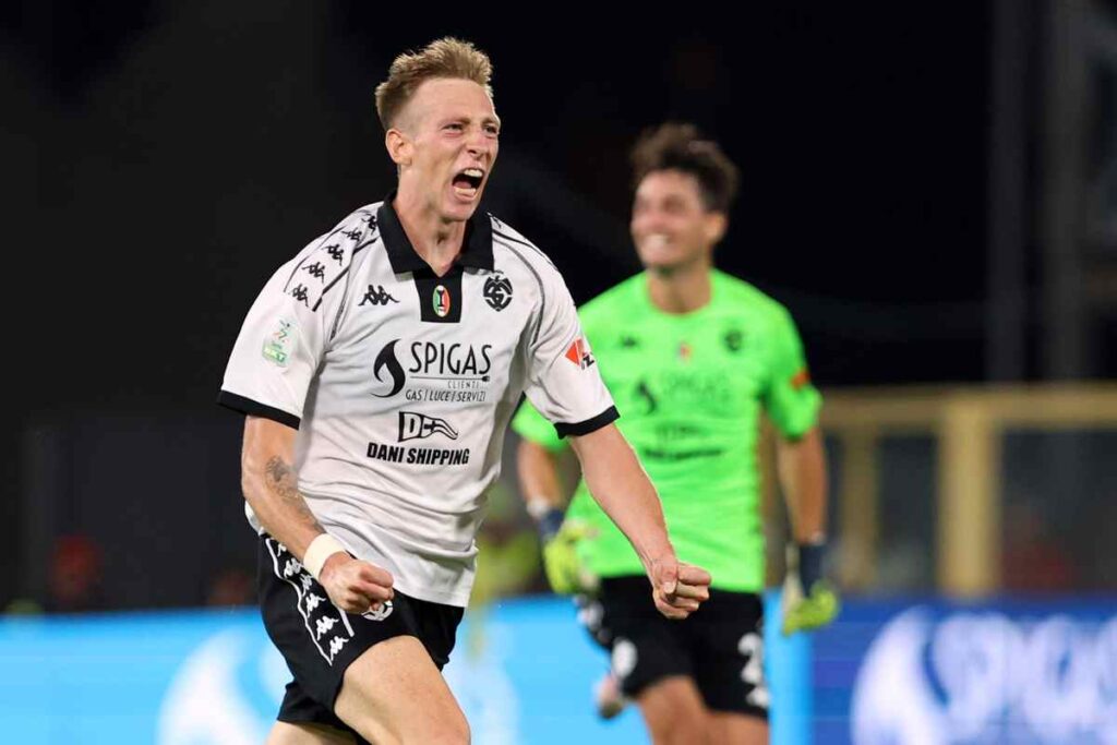 Bertola esulta dopo un gol