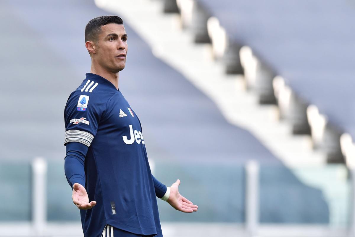Cristiano Ronaldo a braccia larghe