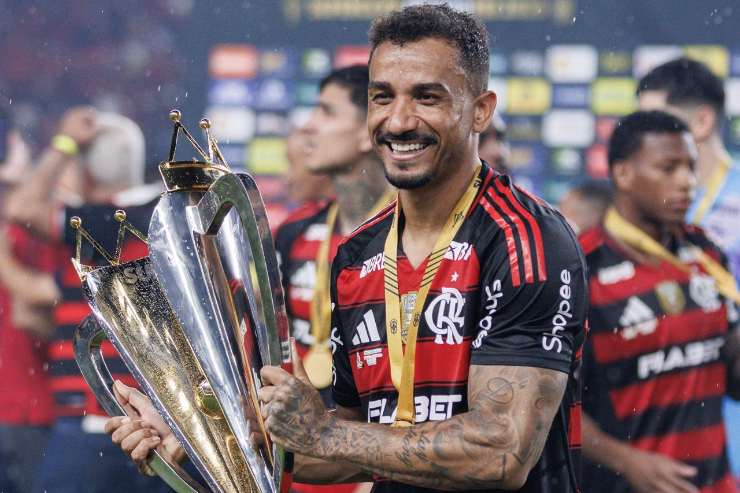 Danilo in posa con la Supercoppa do Brasil