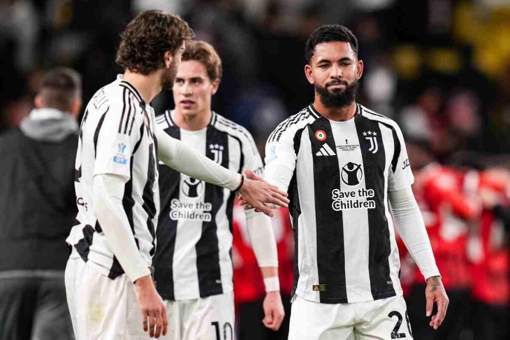Douglas Luiz con i compagni