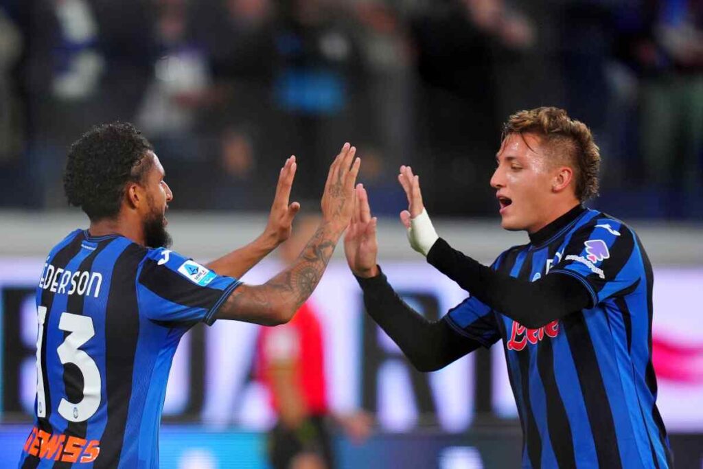 Ederson e Retegui si complimentano