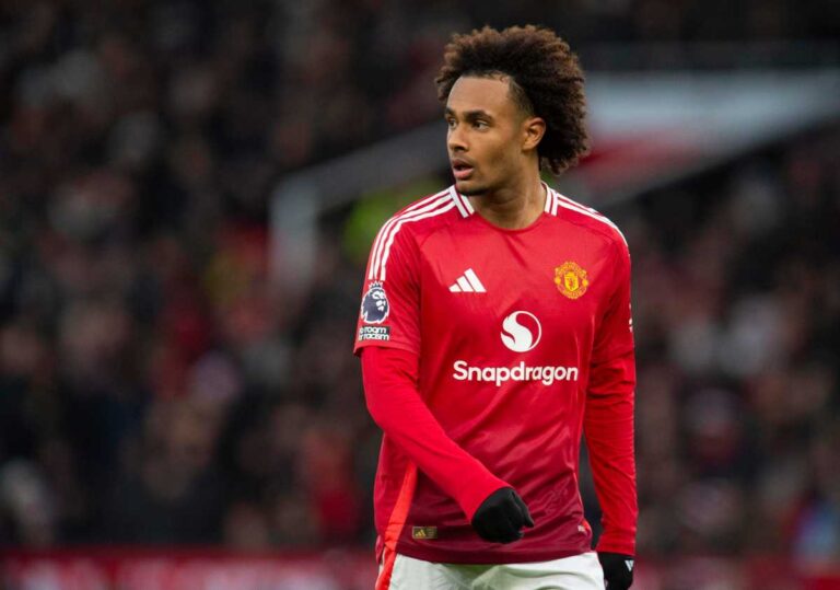 Joshua Zirkzee in maglia rossa del Manchester United durante una partita di Premier League