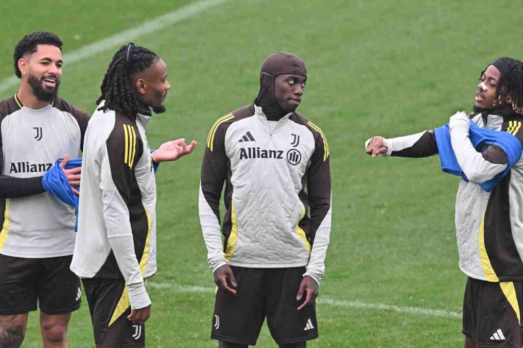 Douglas Luiz insieme ai compagni