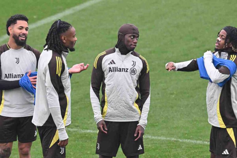 Douglas Luiz insieme ai compagni