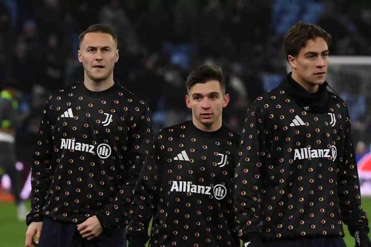 Koopmeiners, Francisco Conceicao e Yildiz durante il riscaldamento