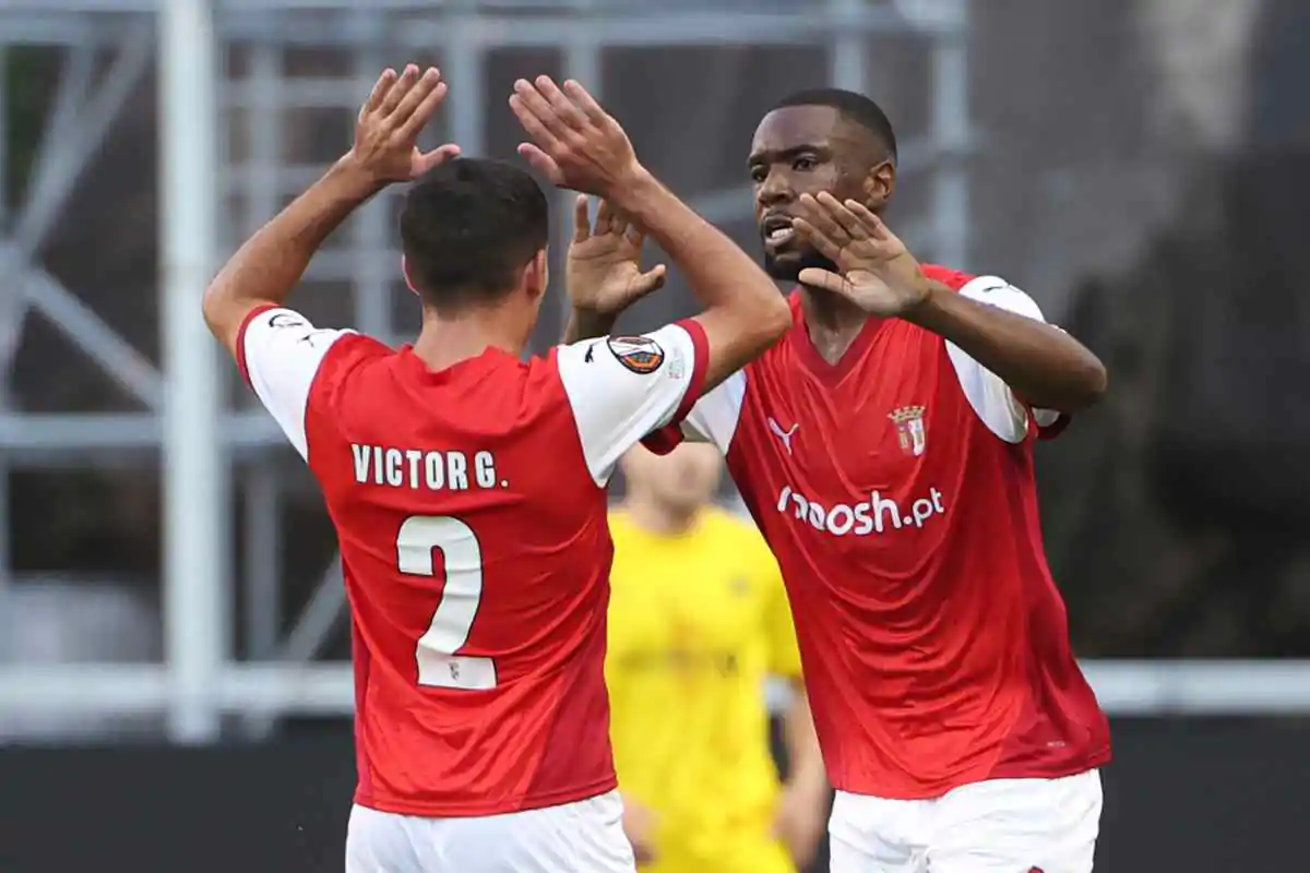 Niakate esulta con un compagno