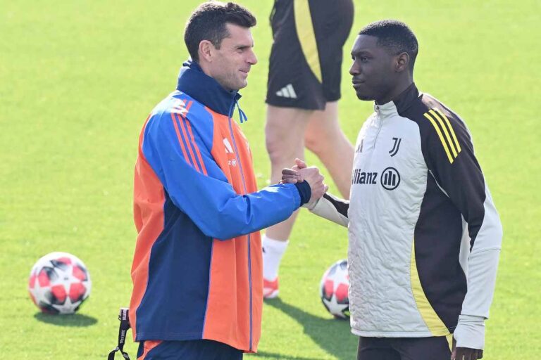 Thiago Motta Kolo Muani si stringono la mano