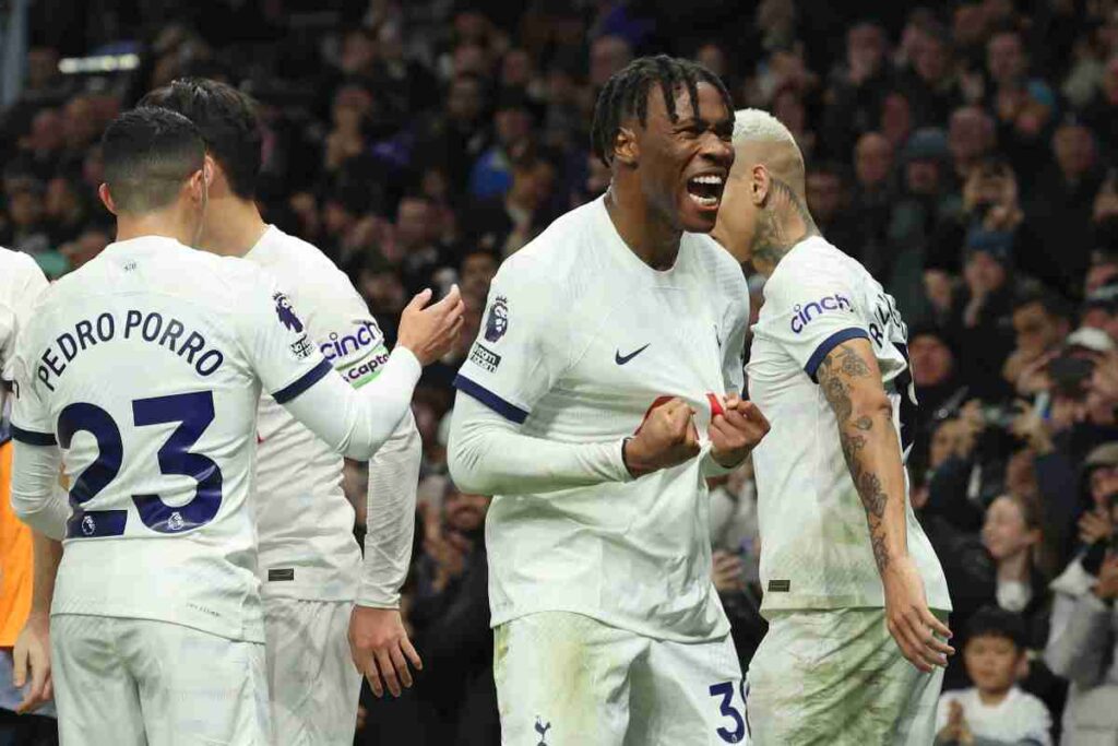 Udogie esulta con la maglia del Tottenham
