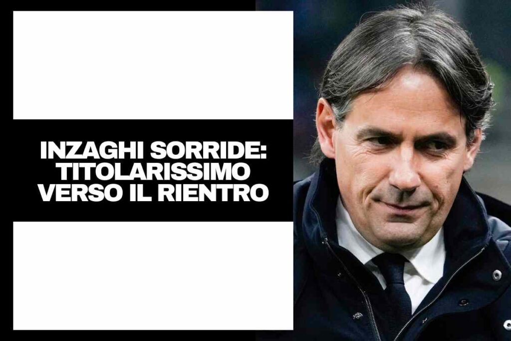 Inzaghi sorridente a bordo campo con indosso un cappotto