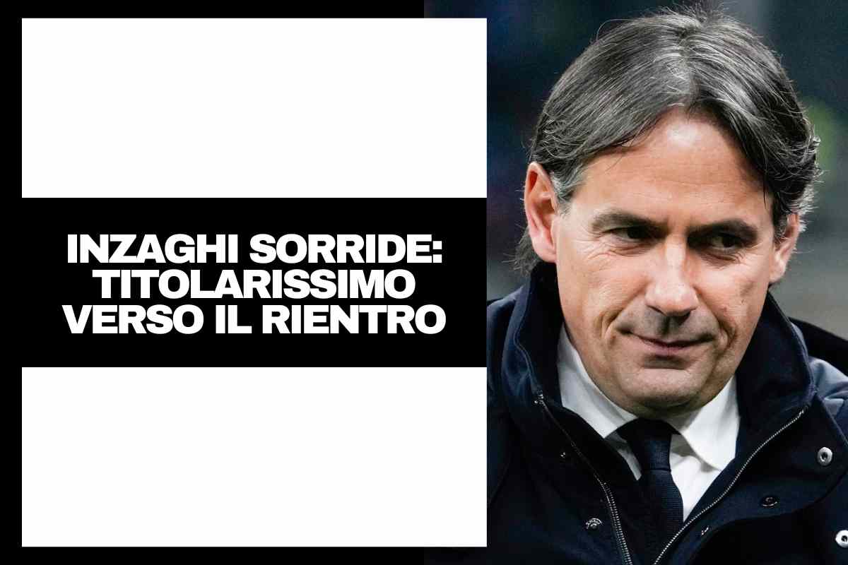Inzaghi sorridente a bordo campo con indosso un cappotto