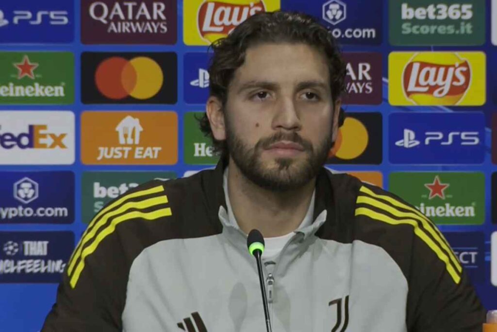 Locatelli in conferenza stampa con la tuta della Juventus