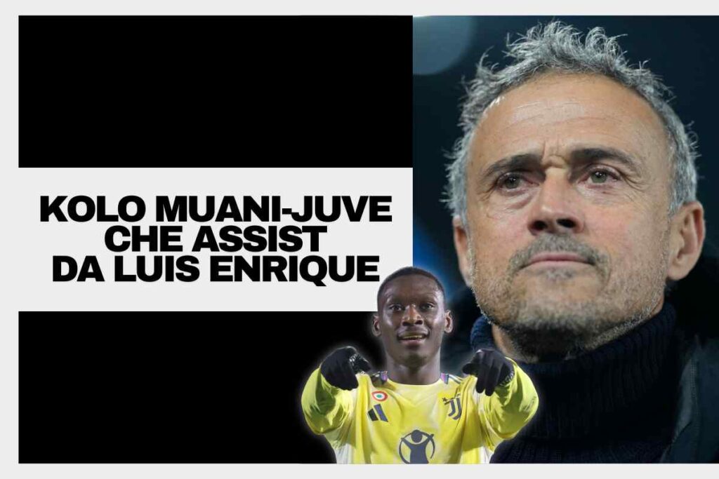 Kolo Muani indica con la maglia della Juventus dopo un gol e Luis Enrique osserva
