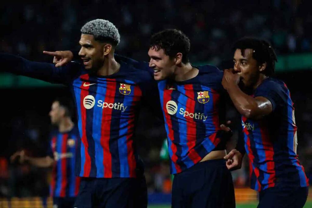 Araujo festeggia con i compagni