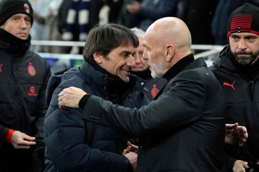 Conte e Pioli si abbracciano